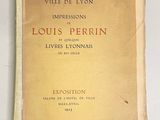 un vieux livre à la couverture jaune posé sur une table blanche