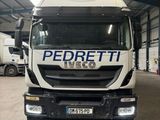 un camion blanc garé dans un garage