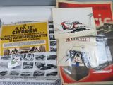 deux livres posés sur la table, avec des photos de voitures