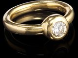 gros plan d'une bague en diamant sur une surface noire