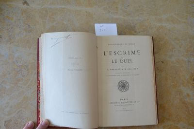 une personne tenant un livre ouvert sur une table