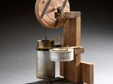 une photo d'une maquette en bois représentant une machine