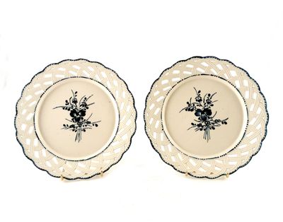 deux assiettes ornées de motifs en noir et blanc sur un fond blanc