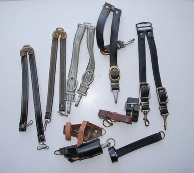 de nombreux types de bracelets en cuir sur un fond blanc