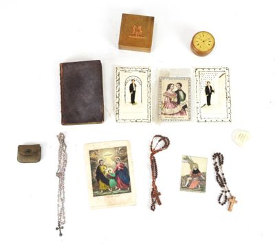 une petite collection d'objets religieux posés sur une surface blanche