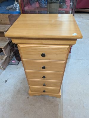 une image d'une commode en bois dans une pièce