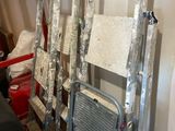 une échelle adossée au mur d'une pièce