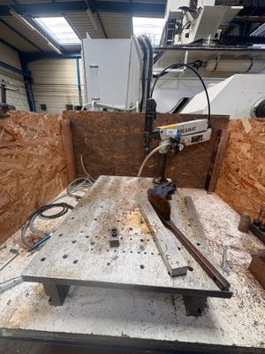 une machine posée sur une table dans une pièce