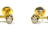 paire de boucles d'oreilles plaquées or jaune ornées de cristaux transparents