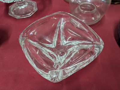 un bol en verre orné d'une étoile, posé sur une table