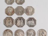 un lot de pièces de monnaie posées sur une table