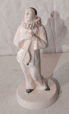 une figurine représentant un homme tenant un sac
