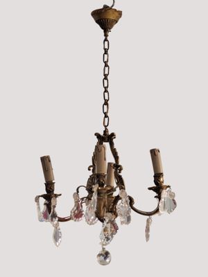un lustre à deux lumières suspendu au plafond