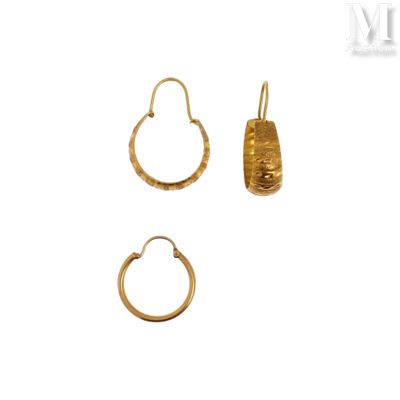 trois paires de boucles d'oreilles en or et une bague en or