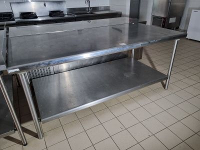 une table en acier inoxydable au milieu d'une cuisine