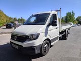 la camionnette blanche est garée sur le côté de la route