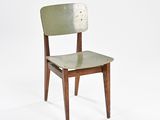 une chaise en bois avec une assise verte sur fond blanc