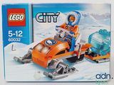 une boîte de motoneiges Lego City sur laquelle figure un personnage
