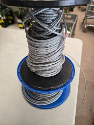 un gros plan d'une bobine de fil posée sur une table