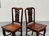 paire de chaises chinoises anciennes avec des dossiers sculptés