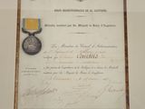 un vieux document sur lequel figure une médaille