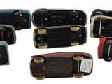 cinq modèles différents de radios d'époque sur fond blanc