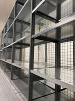 Un lot de 5 colonnes de rayonnage en acier galvanisé en très… (photo 3)