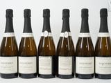 six bouteilles de vin sont alignées dans une rangée
