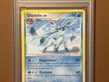 un gros plan d'une carte Pokémon accrochée au mur