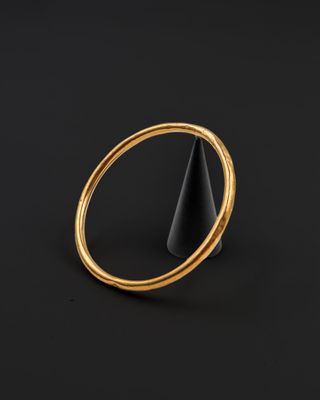 un anneau d'or sur une surface noire
