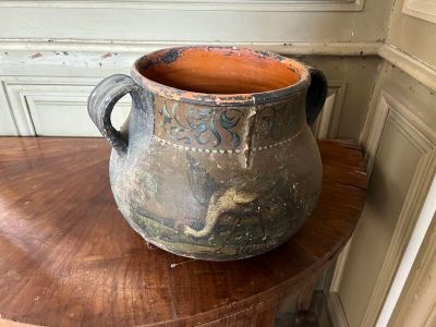 un grand vase posé sur une table en bois