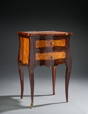 une image représentant une petite table en bois sur laquelle se trouvent deux tiroirs