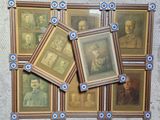 de nombreuses photos encadrées de militaires accrochées au mur