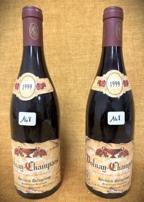 deux bouteilles de vin rouge posées sur une table