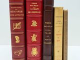 les livres sont alignés sur une surface blanche