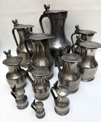 de nombreux vases en argent posés sur une table blanche