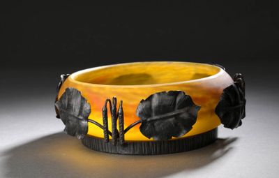 un gros plan d'un bracelet jaune et noir orné de feuilles