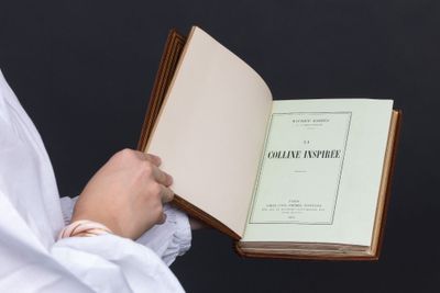 une personne tenant un livre ouvert dans ses mains