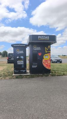 deux poubelles noires posées au bord de la route