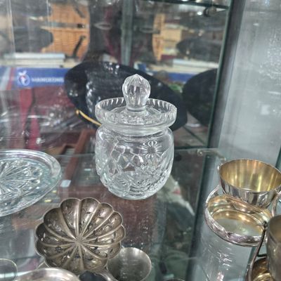 une vitrine en verre contenant de nombreux objets en argent