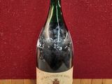 une bouteille de vin posée sur une table