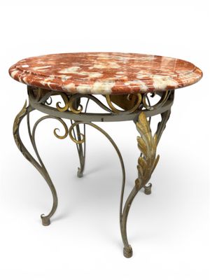 une image d'une table avec un plateau en marbre sur un fond blanc