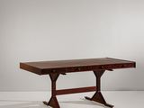 un bureau en bois avec deux tiroirs et un tiroir en dessous