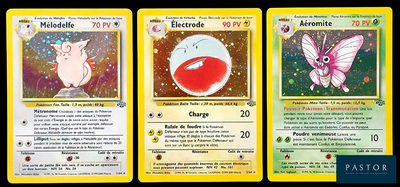 trois cartes Pokémon présentant des motifs différents sur un fond noir