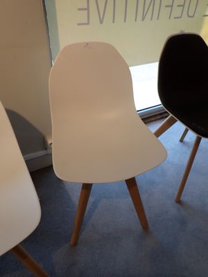 trois chaises qui sont assises l'une à côté de l'autre