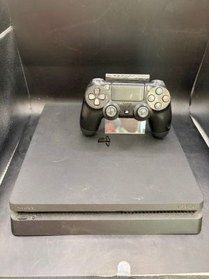 une manette de jeu vidéo posée sur un boîtier métallique