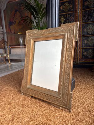 a picture of a picture frame sitting on the floor