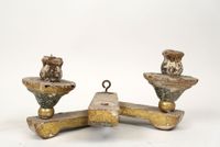 Deux bougeoirs en bois sculpté, traces de polychromie et dor…