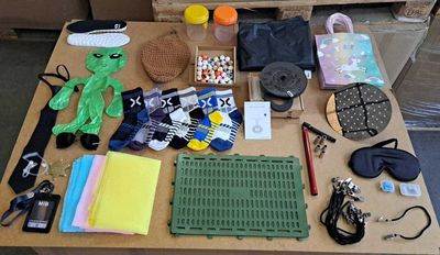 une table sur laquelle se trouvent de nombreux objets, notamment un ours en peluche, un livre et d'autres objets
