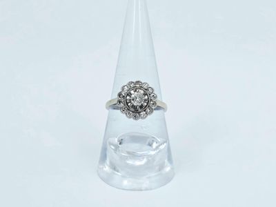 une image représentant une bague en diamant posée au sommet d'un cône transparent